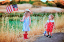 Deux petites filles agitant le drapeau américain