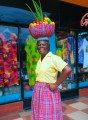 Femme Jamaïcaine avec corbeille de fruits