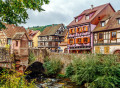 Vieux pont de pierre à Kaysersberg, France