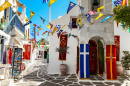 Rue décorée de drapeaux, Mykonos, Grèce