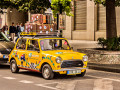 Voiture jaune d’époque à Prague, République tchèque