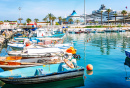 Bateaux de croisière et bateaux dans le port de Kusadasi