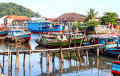 Bateaux de pêche colorés à l’ouest de Sumatra, Indonésie