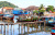 Bateaux de pêche colorés à l’ouest de Sumatra, Indonésie