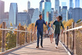 Jeune famille marchant sur un pont piétonnier