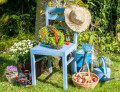 Un automne idyllique avec une vieille chaise et des fruits