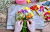 Fleuriste réalisant un bouquet de fleurs de freesia