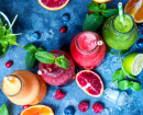 Bouteilles de smoothie aux baies et aux fruits