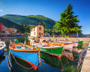 Bateaux en bois sur le lac de Garde, Torbole, Italie