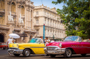 Voitures anciennes devant des bâtiments coloniaux, Cuba