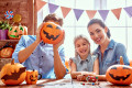 Famille heureuse se préparant pour Halloween