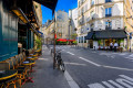 Rue confortable avec cafés à Paris, France