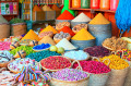 Épices colorées dans un souk à Marrakech, Maroc