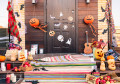 Porte de maison de campagne décorée pour Halloween