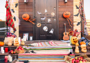 Porte de maison de campagne décorée pour Halloween