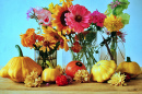 Fleurs d’automne et citrouilles sur une table en bois