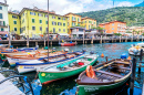 Promenade du lac de Garde avec bateaux à Torbole, Italie