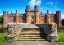 L’entrée du château de Herstmonceux, Angleterre