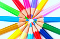 Crayons de couleur sur fond blanc