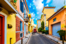 Façades colorées dans une rue de Plaka, Athènes