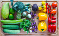 Assortiment de légumes sur une planche de bois