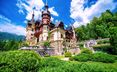 Le magnifique château et le jardin de Peles à Sinaia