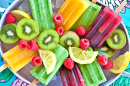 Popsicles colorés avec des fruits frais et des baies