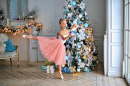 Jeune ballerine dansant la danse de Noël