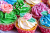 Cupcakes colorés décorés de crème au beurre