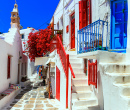 Rues fleuries colorées du vieux village de Chora