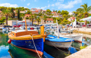 Bateaux de pêche dans le port de Splitska, Croatie