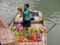 Vendeuse de fruits de la baie d'Halong