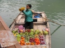 Vendeuse de fruits de la baie d'Halong