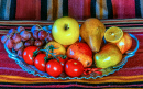 Nature morte avec des légumes et des fruits dans une assiette