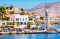 Vue sur le front de mer d’Ano Symi, Grèce