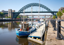 Chalutier de pêche et pont de Tyne, Newcastle, Royaume-Uni