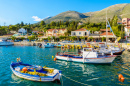 Bateaux de pêche dans le port d’Agia Efimia, Grèce