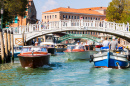 Promenade le long des canaux de Venise, Italie