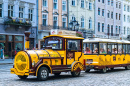 Train touristique sur la place centrale de Lviv