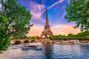 La Tour Eiffel et la Seine au coucher du soleil