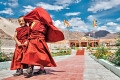 Deux petits garçons moines au monastère de Thiksey, Inde