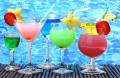 Cocktails colorés au bord de la piscine