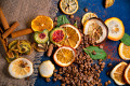 Table avec des grains de café, des fruits secs et de la cannelle