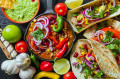 Menu mexicain avec tacos et guacamole