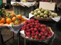 Ramboutan et fruits au marché