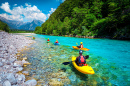 Kayak sur la rivière Soca, Triglav NP, Slovénie