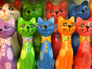 Figurines de chat colorées faites à la main