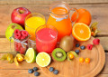 jus et fruits sur une table en bois