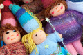 Poupées en laine dans un panier, France