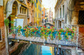 Pont sur un canal étroit à Venise, Italie